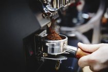 Máquina de café e mão humana — Fotografia de Stock