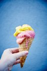 Рука держит вкусное мороженое — стоковое фото