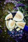 Frische in Scheiben geschnittene Melonen und Beeren — Stockfoto