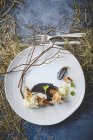 Блюдо для гурманов с запечённой грушей и соусом — стоковое фото