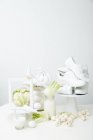 Weiße Schuhe und gesunde Zutaten — Stockfoto