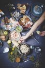 Leckere Gerichte auf dunkler Tischdecke — Stockfoto