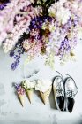 Flores en conos de gofre con zapatos - foto de stock