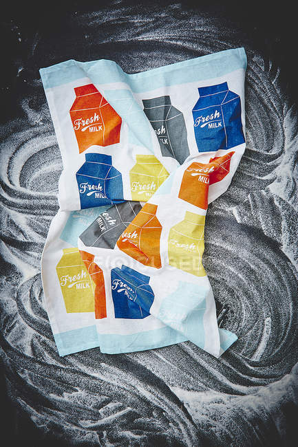 Asciugamano bianco con confezioni di latte — Foto stock