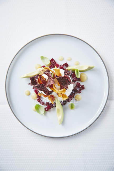 Біла тарілка зі здоровим салатом — стокове фото