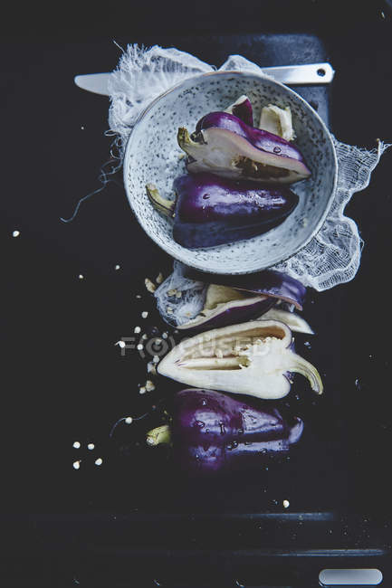 Peperoni viola freschi maturi in ciotola — Foto stock