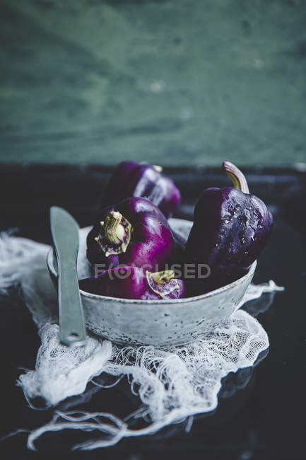 Свежий спелый фиолетовый перец в миске — стоковое фото