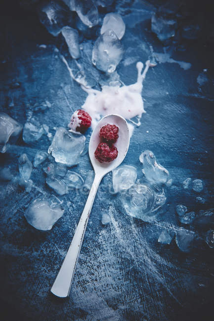 Spoon with raspberries and ice cream — Stock Photo