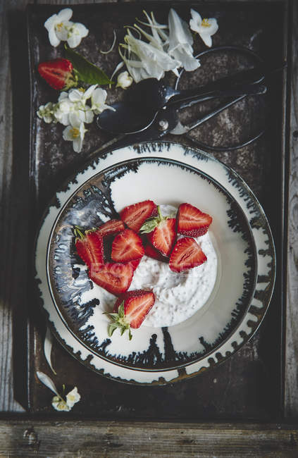 Fresh sliced strawberries with cream — Stock Photo
