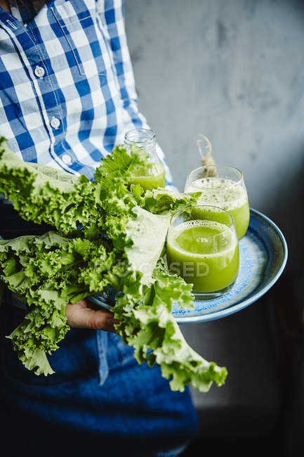 Fresh kale leaves and green smoothie — Stock Photo