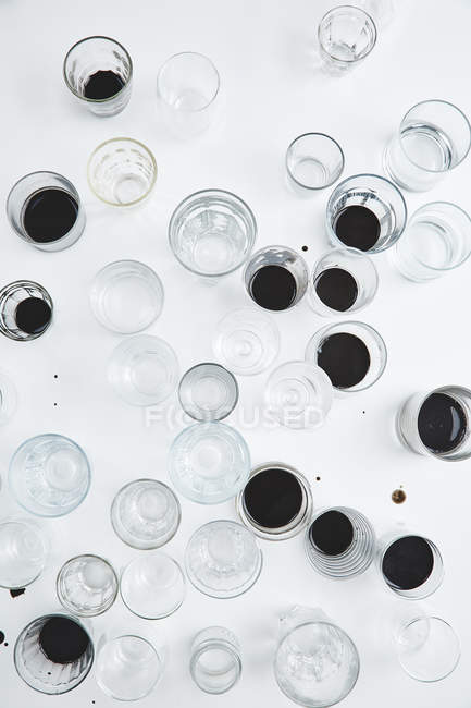Lunettes avec café noir et eau — Photo de stock
