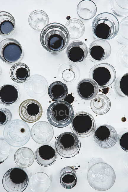 Lunettes avec café noir et eau — Photo de stock