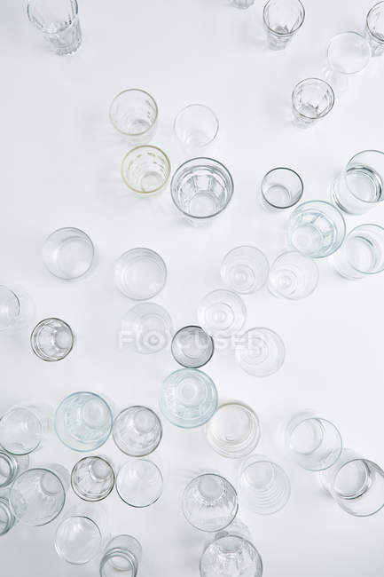 Bicchieri con acqua e bicchieri vuoti — Foto stock