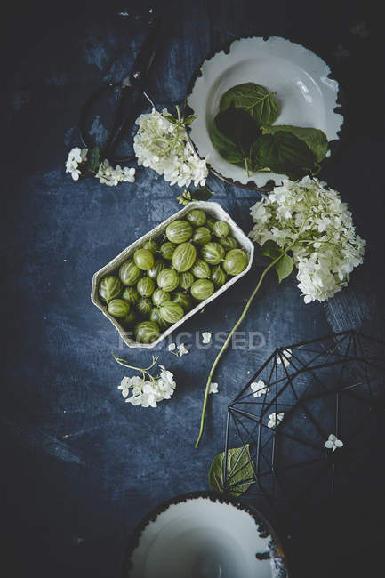 Groselhas frescas e flores brancas — Fotografia de Stock