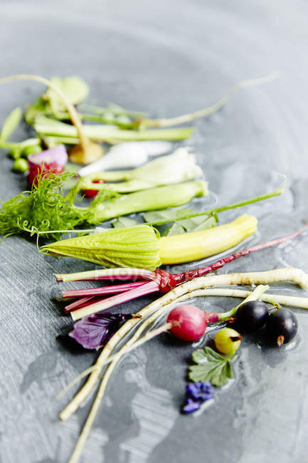 Verduras y frutas orgánicas maduras - foto de stock