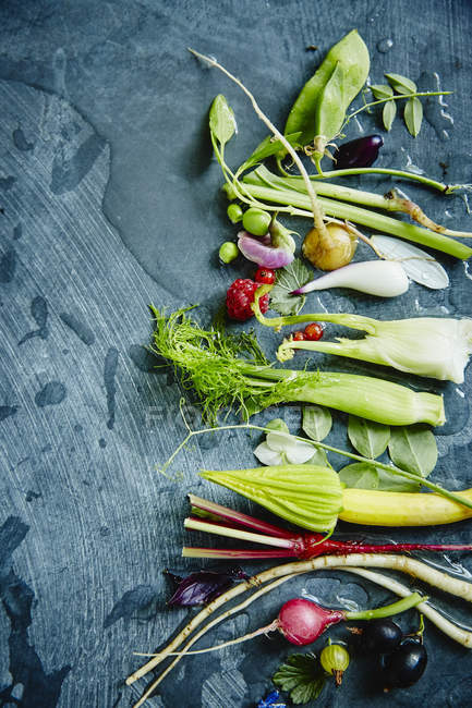 Стиглі органічні овочі та фрукти — стокове фото