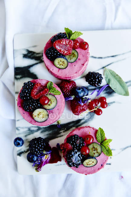 Tartas de frutas frescas deliciosas - foto de stock