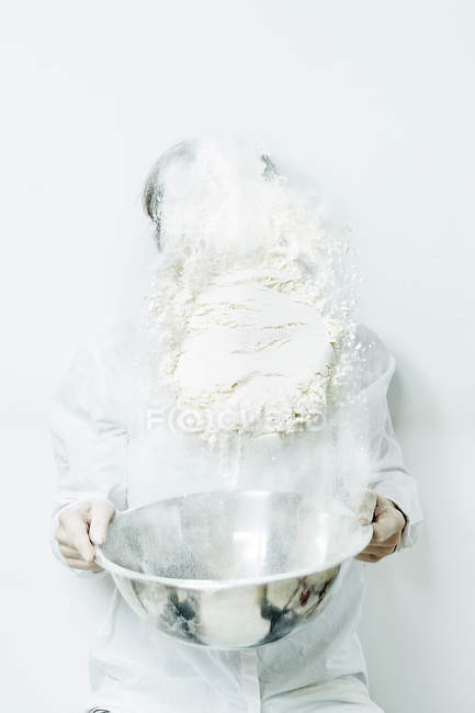 Femme secouant la farine — Photo de stock
