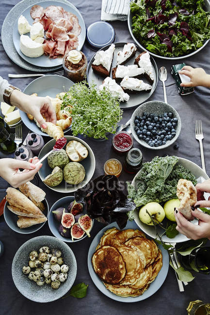 Tavolo colazione con piatti sani — Foto stock
