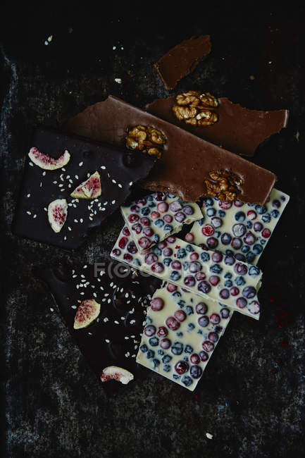 Schokoladenstücke mit Nüssen und Beeren — Stockfoto