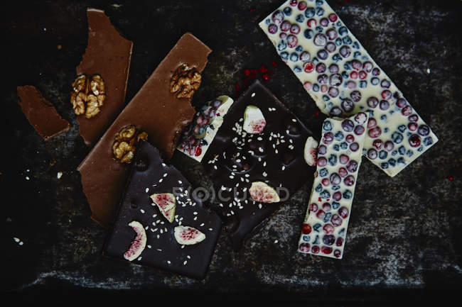 Pezzi di cioccolato con noci e bacche — Foto stock
