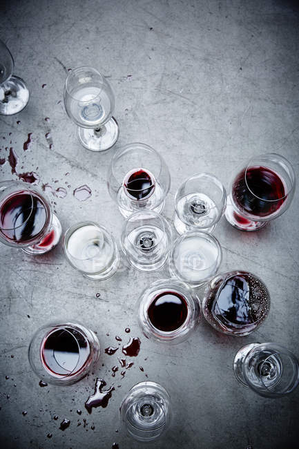 Copos com vinho tinto e água — Fotografia de Stock