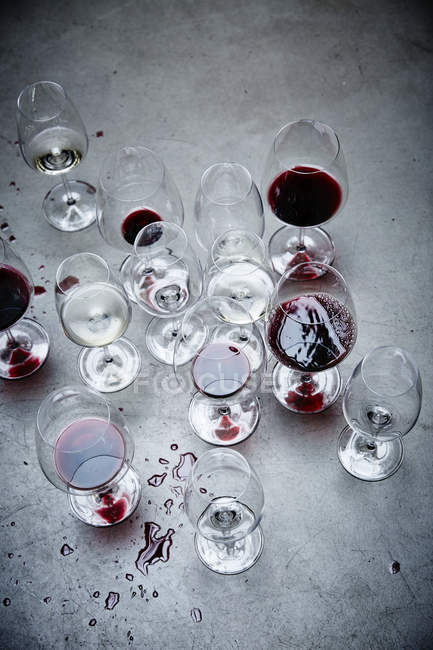 Copos com vinho tinto e água — Fotografia de Stock