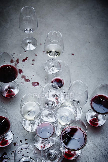 Bicchieri con vino rosso e acqua — Foto stock