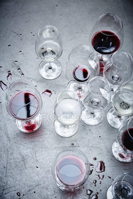 Verres avec vin rouge et eau — Photo de stock