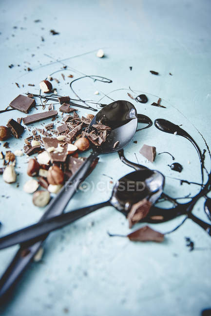 Piezas de chocolate negro - foto de stock