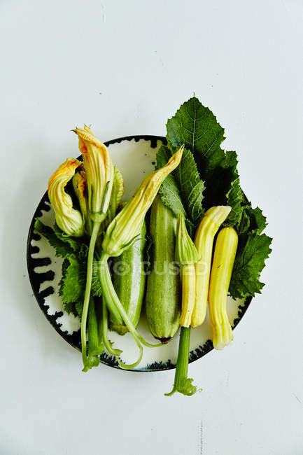 Frische Zucchini und Zucchini-Blüten — Stockfoto