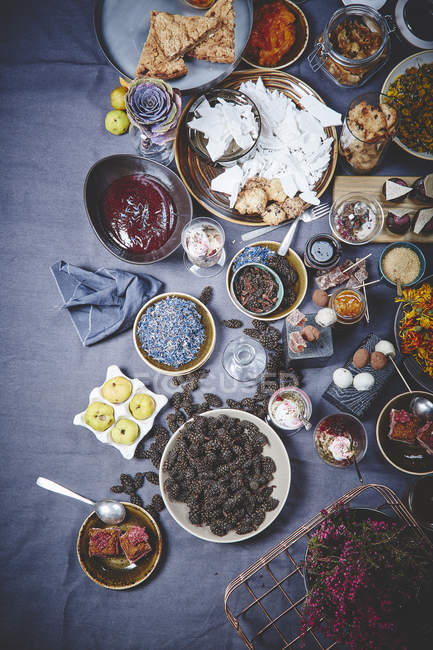 Köstliche Desserts und Blumen — Stockfoto