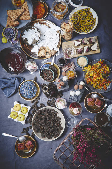 Köstliche Desserts und Blumen — Stockfoto