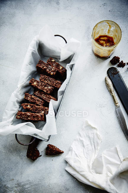 Brownie-Stücke mit Nüssen — Stockfoto