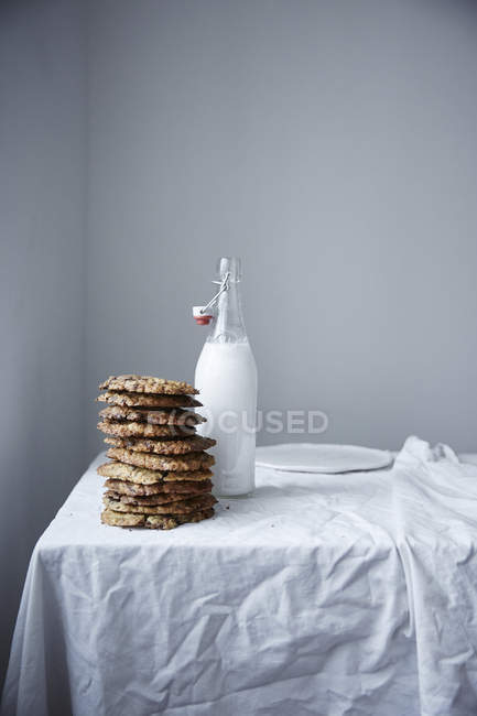 Oatmeal cookies and milk — Stock Photo