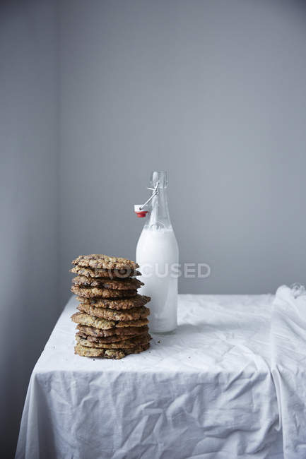 Oatmeal cookies and milk — Stock Photo