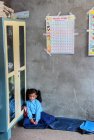 Fille assise dans la classe scolaire — Photo de stock