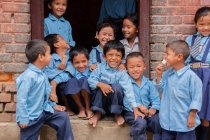 Kinder in Schuluniform lächeln in die Kamera — Stockfoto