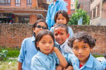 Дети в школьной форме улыбаются в камеру — стоковое фото