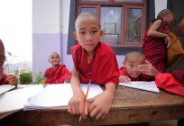 Monaci novizi bambini che studiano — Foto stock