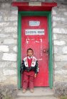 Мальчик, стоящий перед классом математики — стоковое фото