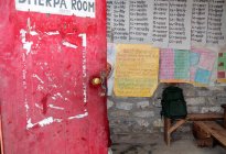 Interior del aula de la escuela nepalesa - foto de stock