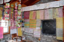 Interior del aula de la escuela nepalesa - foto de stock