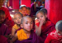 Jeunes moines novices regardant la caméra — Photo de stock