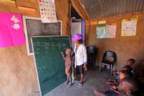 Escuela en la aldea de la tribu Himba - foto de stock
