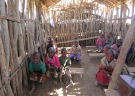 Escuela en la aldea de tribu Maasai - foto de stock