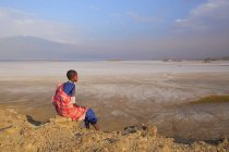Giovane ragazza Maasai indossa gioielli tradizionali, Tanzania — Foto stock