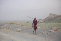 Junge masai mann herde in tansania, afrika. — Stockfoto