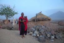 Maasai woman with baby in traditional clothing, Tanzania — Stock Photo
