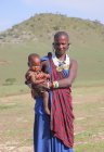 Massai-Frau mit Baby in traditioneller Kleidung, Tansania — Stockfoto